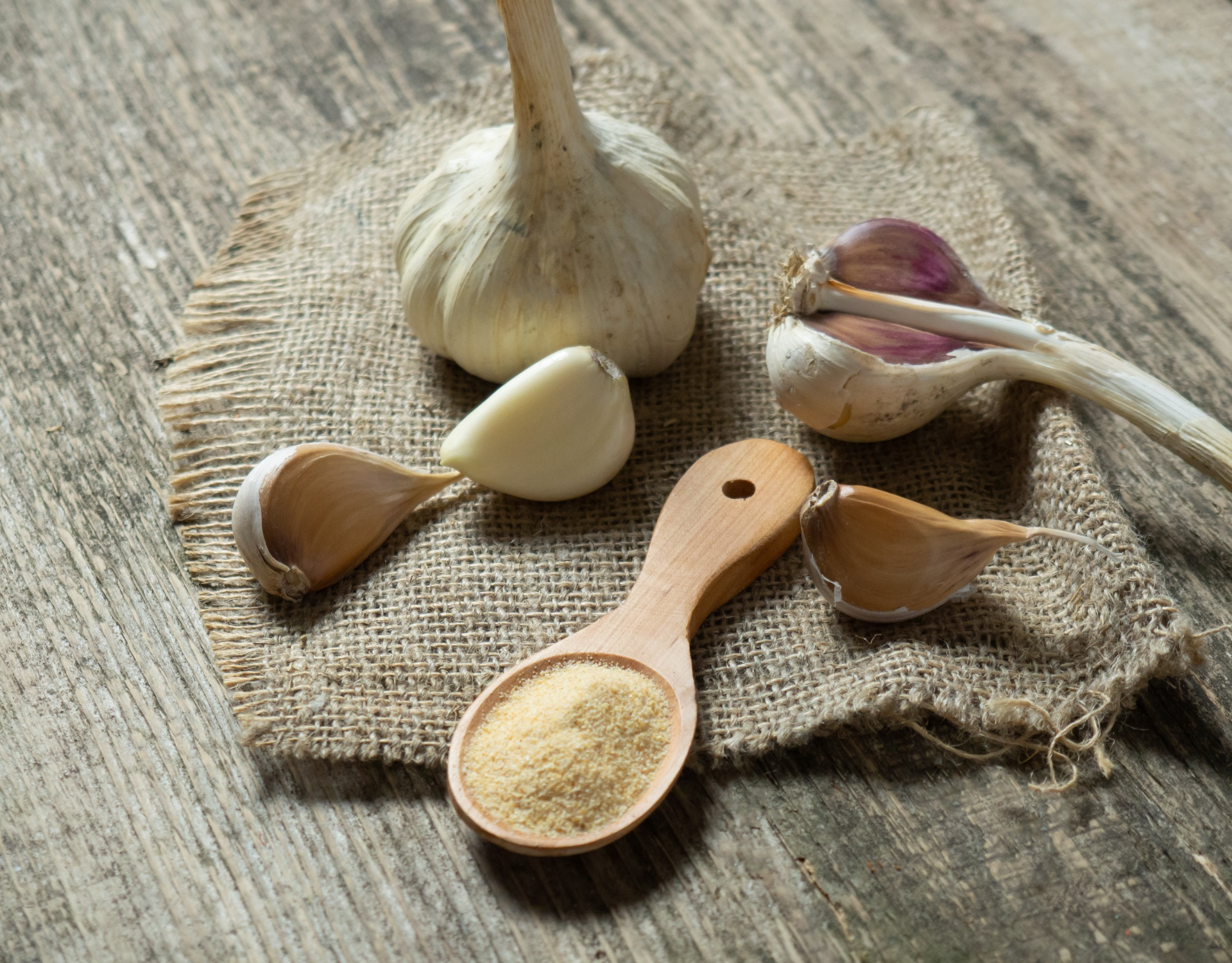 delicious-garlic-bulbs-and-cloves-with-spoonful-of-garlic-powder-on-wooden-old-table_1.jpg