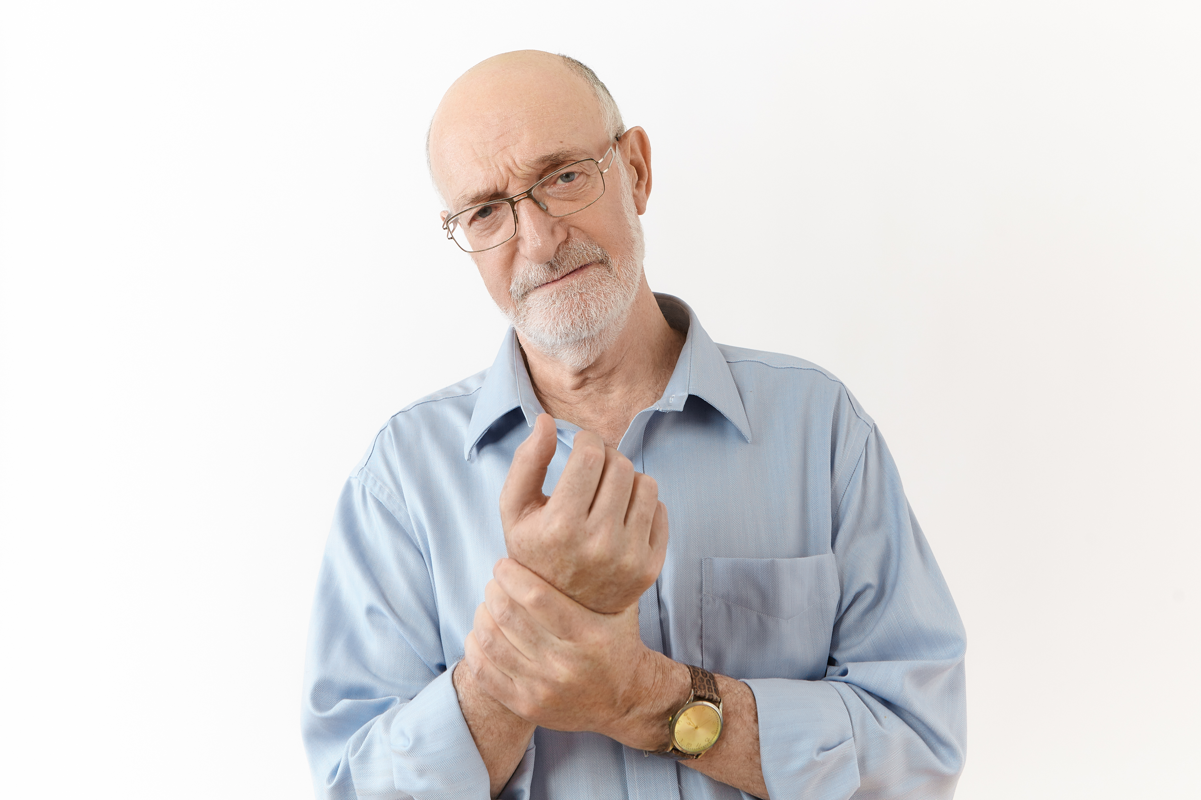 Hombre mayor con tendosinovitis